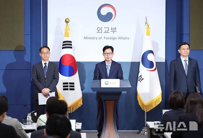 [서울=뉴시스] 조수정 기자 = 박윤주 외교부 1차관이 27일 오후 서울 종로구 외교부에서 호르무즈 해협에서 발생한 HMM 선박 나무호 피격 사건 조사결과를 발표하고 있다. 2026.05.27. chocrystal@newsis.com