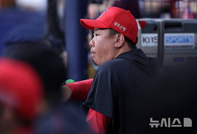 [서울=뉴시스] 이영환 기자 = 26일 오후 서울 구로구 고척스카이돔에서 열린 2026 프로야구 KIA 타이거즈와 키움 히어로즈의 경기, 9회초 KIA 이범호 감독이 경기를 지켜보고 있다. 2026.05.26. 20hwan@newsis.com