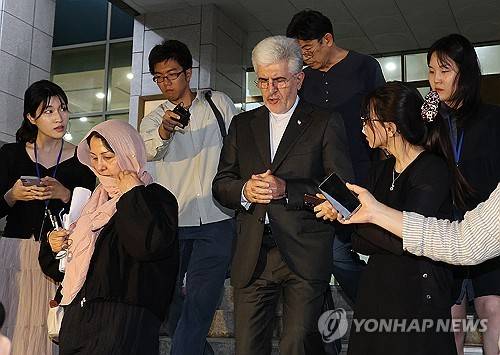 초치된 사이드 쿠제치 주한 이란대사 (서울=연합뉴스) 안정원 기자 = 사이드 쿠제치 주한 이란대사가  HMM 나무호 호르무즈해협 피격 사건과 관련 27일 서울 종로구 정부서울청사 별관 외교부로 초치된 뒤 청사를 나서며 기자들의 질문을 받고 있다. 2026.5.27 jeong@yna.co.kr
