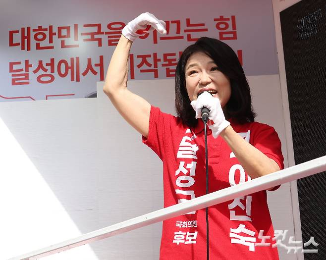 국민의힘 이진숙 달성군 국회의원 보궐선거 후보가 22일 대구 달성군 화원역 일대에서 주민들에게 지지를 호소하고 있다. 황진환 기자