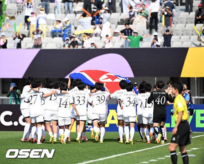 [OSEN=수원, 이대선 기자] 우승컵도, 100만 달러(약 15억 원) 우승 상금도 북한 내고향여자축구단 차지가 됐다. 논란 속 한국에서 열린 결승전에서 내고향은 일본 도쿄 베르디 벨레자를 꺾고 아시아 정상에 올랐다. 경기장 분위기 역시 마지막까지 씁쓸함을 남겼다.내고향은 23일 오후 수원종합운동장에서 열린 2025-2026 아시아축구연맹(AFC) 여자 챔피언스리그(AWCL) 결승전에서 도쿄 베르디를 1-0으로 꺾고 우승을 차지했다. 이날 공식 관중은 2670명이었다.경기 종료 후 내고향여자축구단 선수들이 우승의 기쁨을 만끽하고 있다. 2026.05.23 /sunday@osen.co.kr