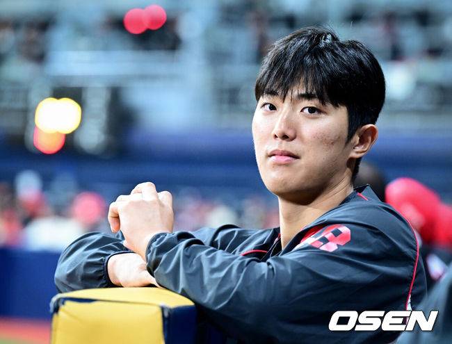 [OSEN=고척, 조은정 기자]26일 오후 서울 고척스카이돔에서 2026 신한 SOL KBO 리그 키움 히어로즈와 KIA 타이거즈의 경기가 열렸다.이날 경기에 키움은 안우진을, KIA는 김태형을 선발투수로 내세웠다.1군에 합류한 KIA 이의리가 경기를 지켜보고 있다. 2026.05.26 /cej@osen.co.kr