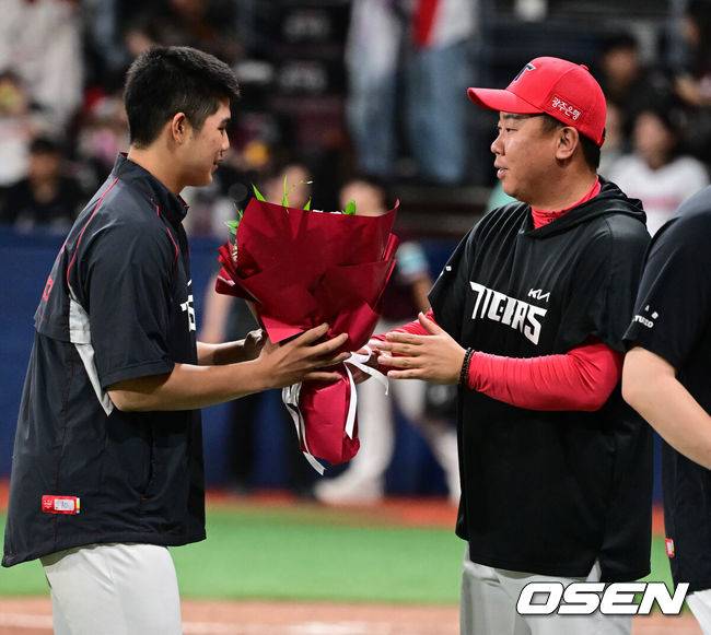 [OSEN=고척, 조은정 기자]프로야구 KIA 타이거즈가 키움 히어로즈를 완파하고 4연승을 달성했다.이범호 감독이 이끄는 KIA는 26일 서울 고척스카이돔에서 열린 2026 신한 SOL KBO리그 키움 히어로즈와의 원정경기에서 5-2로 승리했다. 이날 승리로 4연승을 질주한 KIA는 시즌 전적 26승22패1무를 만들었다. 반면 3연패에 빠진 키움은 20승29패1무가 되면서 우천 노게임으로 경기를 쉰 NC 다이노스(19승27패1무)에 밀리며 다시 최하위로 내려앉았다.KIA 이범호 감독이 김태형에게 첫승 꽃다발을 건네고 있다. 2026.05.26 /cej@osen.co.kr