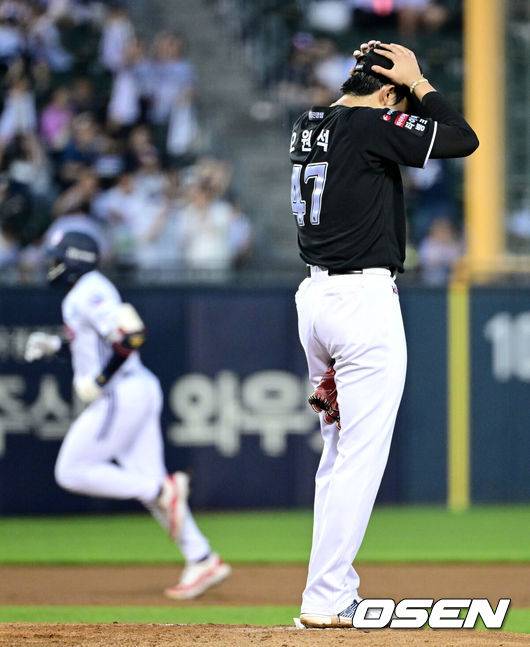 [OSEN=잠실, 최규한 기자] 27일 서울 잠실야구장에서 ‘2026 신한 SOL Bank KBO리그’ 두산 베어스와 KT 위즈의 경기가 열렸다.홈팀 두산은 웨스 벤자민, 방문팀 KT는 오원석을 선발로 내세웠다.3회말 1사 1루 상황 두산 다즈 카메론에게 좌월 투런포를 내준 KT 선발 오원석이 아쉬워하고 있다. 2026.05.27 / dreamer@osen.co.kr
