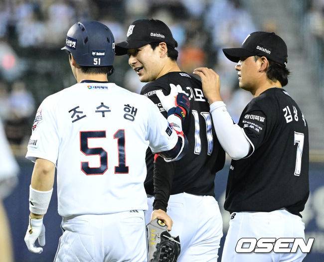 [OSEN=잠실, 최규한 기자] 27일 서울 잠실야구장에서 ‘2026 신한 SOL Bank KBO리그’ 두산 베어스와 KT 위즈의 경기가 열렸다.홈팀 두산은 웨스 벤자민, 방문팀 KT는 오원석을 선발로 내세웠다.6회말 무사 선두타자로 나선 두산 조수행의 안타 때 KT 투수 스기모토가 타구에 맞았다. 스기모토의 상태를 살피는 조수행. 2026.05.27 / dreamer@osen.co.kr