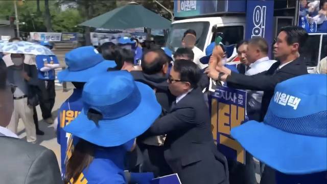▲ 25일 전북 전주시 전북대학교 옛 정문 앞에서 열린 더불어민주당 전북특별자치도당 집중유세 현장에서 정청래 총괄상임선대위원장 지원 유세 도중 반대 시위대와 경호 인력, 경찰 등이 뒤엉키며 충돌이 벌어지고 있다. ⓒ프레시안