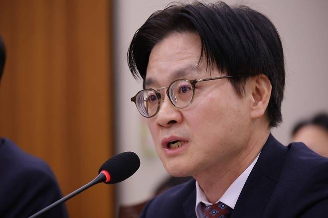 [김정관 산업통상부 장관이 11일 서울 여의도 국회에서 열린 법제사법위원회 전체 회의에서 대미투자특별법 관련 의원 질의에 답하고 있다. (사진=연합뉴스)]