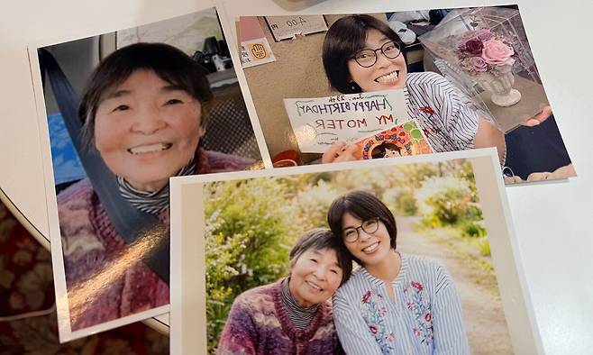 산업통상부와 대한무역투자진흥공사(코트라)가 27일 일본 도쿄에서 연 ‘2026 한·일 비즈니스 플라자’ 제이엘스탠다드 부스에 AI 기술을 활용해 만든 사진이 놓여 있다. 모친의 생전 모습이 담긴 사진과 자신의 현재 사진으로 마치 모녀가 함께 있는 듯한 장면을 연출했다. 도쿄=유태영 특파원