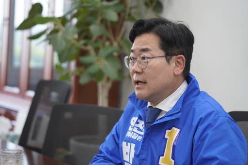 지난 14일 더불어민주당 박찬대 인천시장 후보가 후보등록 후 국회에서 간담회를 가지고 있다. 박찬대 후보 캠프 제공&nbsp;