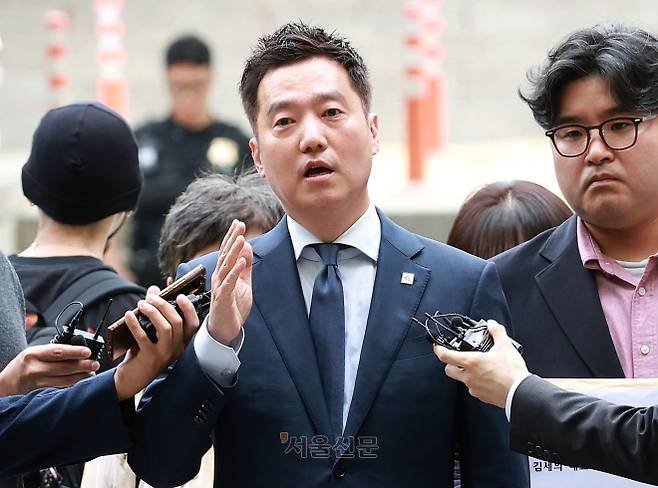 배우 김수현의 명예를 훼손한 혐의를 받는 김세의 가로세로연구소 대표가 26일 오전 서울 서초구 서울중앙지방법원에서 열린 구속 전 피의자 심문(영장실질심사)에 출석하고 있다. 2026.5.26 이지훈 기자