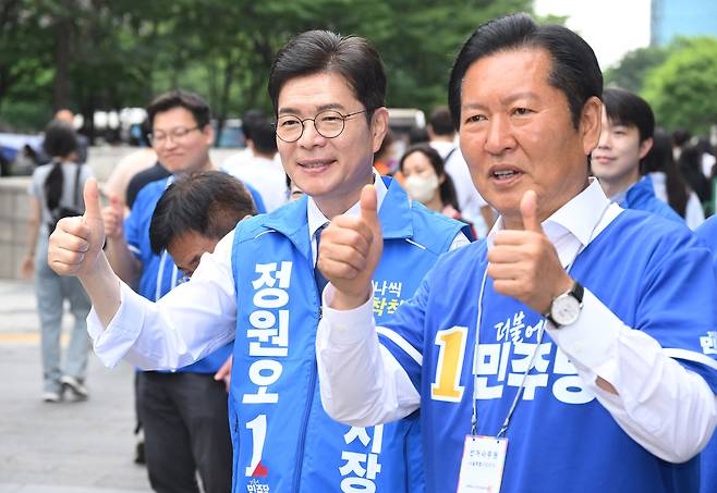 정청래 더불어민주당 대표와 정원오 민주당 서울시장 후보가 26일 서울 영등포구 여의도역 5번 출구 앞에서 출근길 시민들에게 인사하며 지지를 호소하고 있다. 오승현 기자 2026.05.26