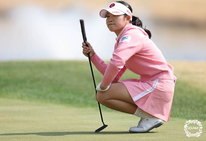 그린 경사를 읽고 있는 유현조. 사진 제공=KLPGA
