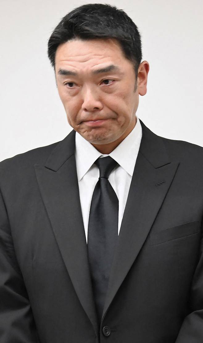 딸 폭행 혐의로 체포됐다가 풀려난 요미우리 아베 감독이 26일 열린 기자회견에서 눈물을 흘리고 있다. AFP연합
