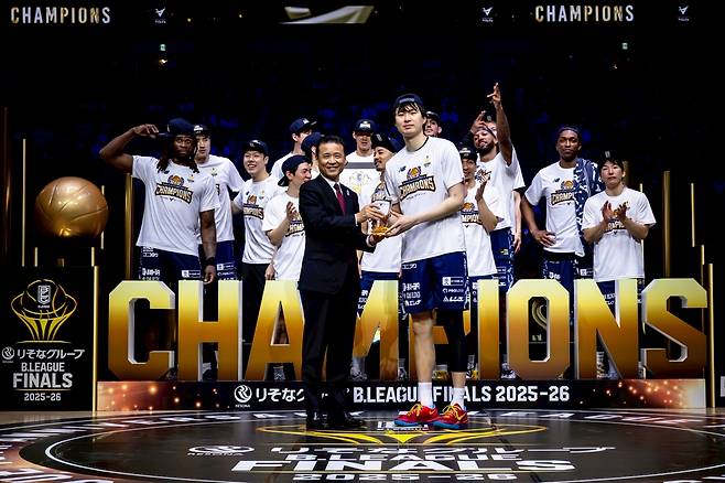 챔피언십(플레이오프) MVP 트로피 받는 이현중 [B.리그 제공. 재판매 및 DB 금지]