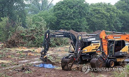 과수화상병 발생 농장 매몰작업 [연합뉴스 자료사진]