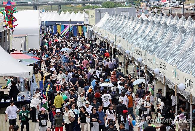 강릉단오제 절정…관람 인파 북적 [연합뉴스 자료사진]