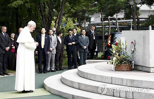 서소문 성지 방문한 교황  (EPA=연합뉴스) 프란치스코 교황이 16일(현지시간) 서울 서소문 순교성지를 방문해 기도하고 있다. 서소문은 200여 년 전 한국 천주교회의 초기 신앙인들이 '인륜을 저버린 패륜의 죄인'이라는 죄목으로 사형 선고를 받고 처형된 곳이다. (2014년 8월16일)