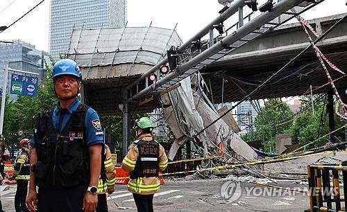 서소문 고가차도 붕괴 현장 잔해 제거 작업 (서울=연합뉴스) 최재구 기자 = 26일 붕괴 사고가 발생한 서울 서대문구 서소문 고가차도 철거 현장에서 중장비를 동원한 잔해 제거 작업이 이루어지고 있다. 2026.5.26 jjaeck9@yna.co.kr