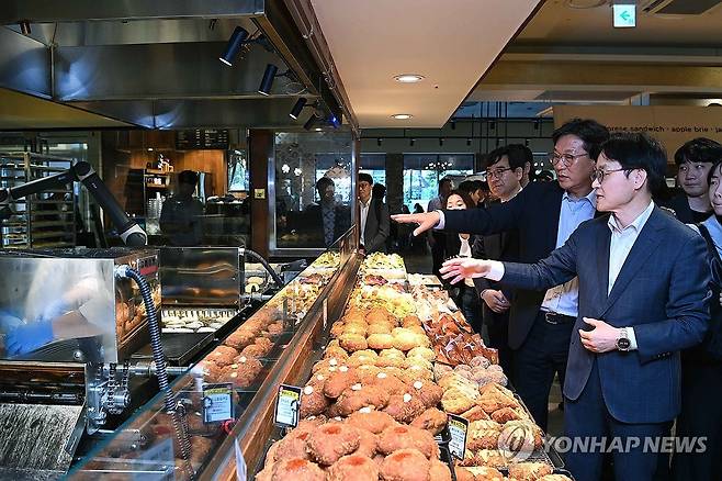 김정관 장관, 대전 성심당 방문 (서울=연합뉴스) 김정관 산업통상부 장관이 27일 대전 성심당을 방문해 튀김소보로 생산과정에 AI를 적용하는 AI팩토리 실증 현장을 점검하고 있다. 2026.5.27 [산업통상부 제공. 재판매 및 DB 금지] photo@yna.co.kr