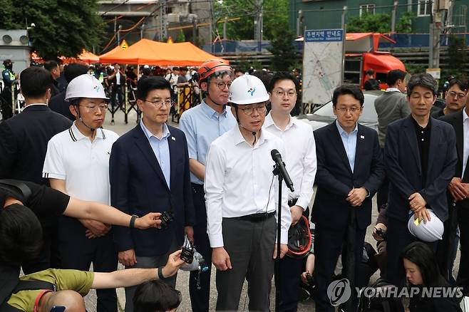 서소문고가차도 붕괴 사고 현장에서 발언하는 정원오 후보 (서울=연합뉴스) 김성민 기자 = 더불어민주당 정원오 서울시장 후보가 26일 서울 서대문구 서소문고가차도 붕괴 사고 현장에서 발언하고 있다. 2026.5.26 ksm7976@yna.co.kr