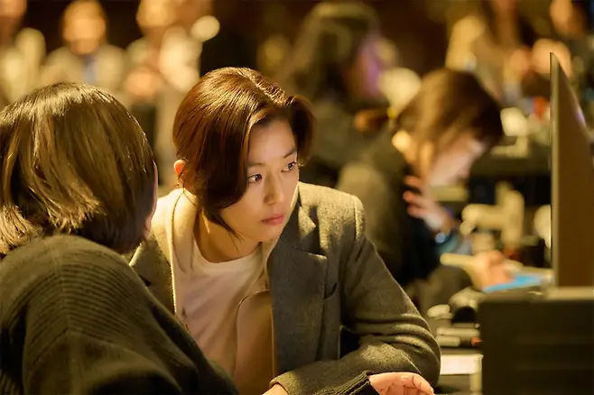 '군체'에 출연하는 전지현이 모니터를 응시하고 있다. / 사진제공=쇼박스