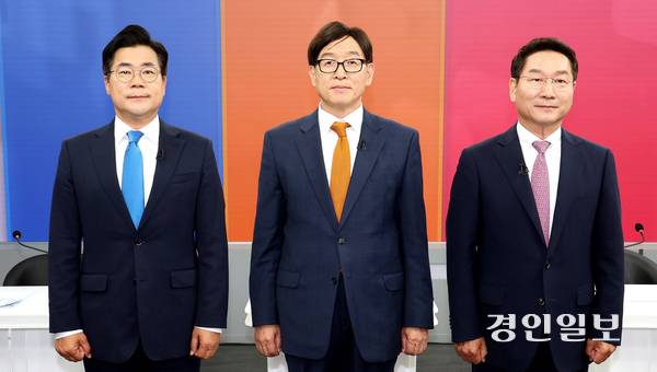 인천언론인클럽·인천경기기자협회 주최로 지난  27일 인천 중구 SK브로드밴드 스튜디오에서 열린 ‘제9회 전국동시 지방선거 인천광역시장 후보 초청 TV 토론회’에서 박찬대 더불어민주당(맨 왼쪽부터), 이기붕 개혁신당, 유정복 국민의힘 후보가 토론회를 준비하고 있다. 2026.5.27 /조재현기자 jhc@kyeongin.com