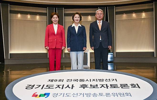 ▲ 양향자, 추미애, 조응천 경기지사후보(왼쪽부터)가 27일 서울시 영등포구 KBS 본관에서 열린 제9회 전국동시지방선거 경기도지사 후보자토론회에서 기념촬영을 하고 있다./경기사진공동취재단