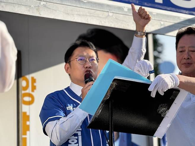 ▲ 사전투표를 하루 앞둔 28일 오후 6시쯤 계양산전통시장 앞에서 더불어민주당 김남준 후보가 박형우 계양구청장 후보 지원 유세에 나서고 있다. /김도엽 기자 ypypp@incheonilbo.com