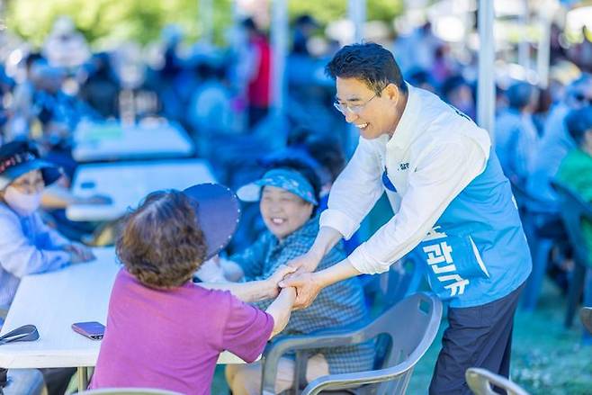 무소속 노관규 순천시장 후보가 지난 24일 부처님오신날 행사에서 유권자들에게 지역 발전을 위해 힘을 모아줄 것을 요청하고 있다. <노관규 후보 측 제공>
