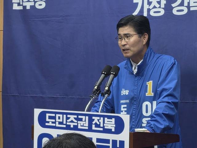 28일 오후 전북특별자치도의회 브리핑룸에서 이원택 더불어민주당 전북특별자치도지사 후보가 기자회견을 열고 지지를 호소하고 있다. 김영호 기자