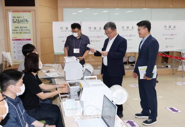 포항시는 제9회 전국동시지방선거 사전투표를 하루 앞둔 28일, 지역 내 사전투표소를 방문해 준비상황을 최종 점검했다. 포항시 제공