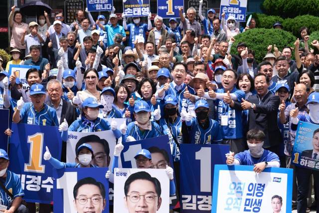 28일 김경수 후보가 경남 의령에서 지지자들과 만나 단체 사진을 찍고 있다. 민주당 제공