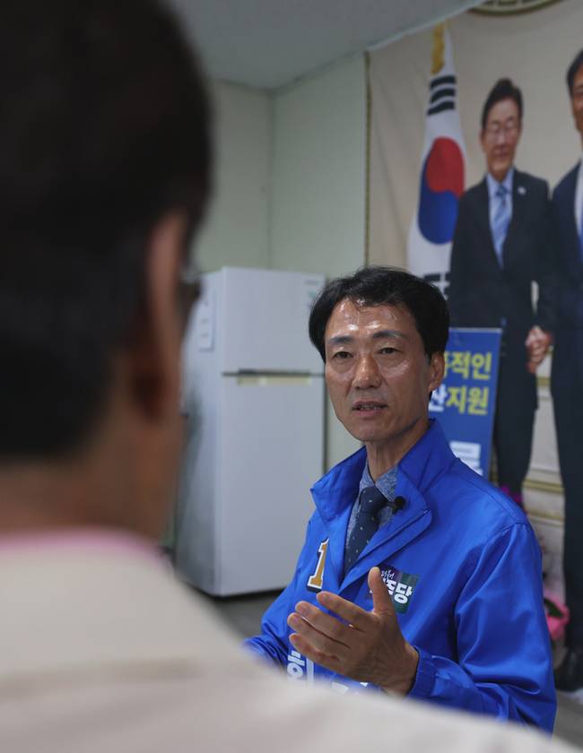 ▲ 더불어민주당 박형룡 달성보궐선거 후보가 27일 대구 달성군 후보사무실에서 경북일보TV '만나GO'에 출연하고 있다. 권남인 기자 kni@kyongbuk.com
