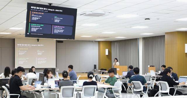 일성아이에스 임직원들이 27일 열린 AI 에이전트 해커톤에서 부서별 업무용 AI 에이전트 결과물을 발표하고 있다.[사진=가비아]