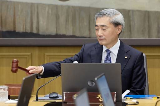 신현송 한국은행 총재가 28일 서울 중구 한국은행 본관에서 열린 금융통화위원회 본회의에서 의사봉을 두드리고 있다./한국은행