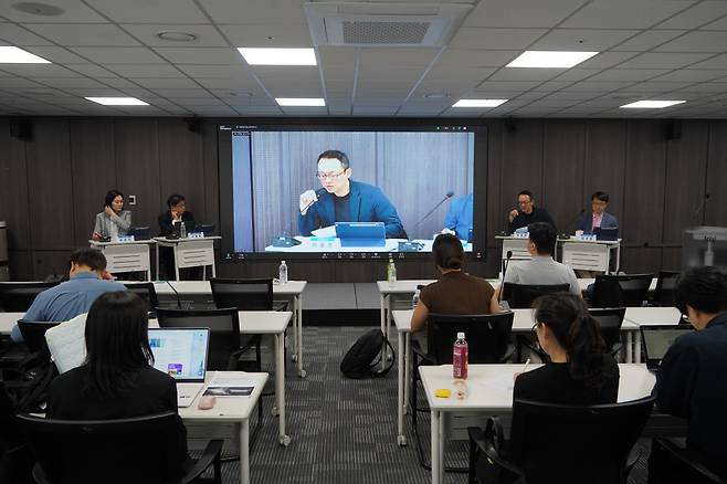 28일 보험연구원 컨퍼런스룸에서 열린 ‘보험산업의 AI활용에 따른 기회와 위협’ 세미나 토론 현장. (왼쪽부터) 양경희 보험개발원 실장, 서동훈 AIA생명 CTO, 하홍준 고려대 교수, 김규동 보험연구원 연구위원(사진제공 = 보험연구원)