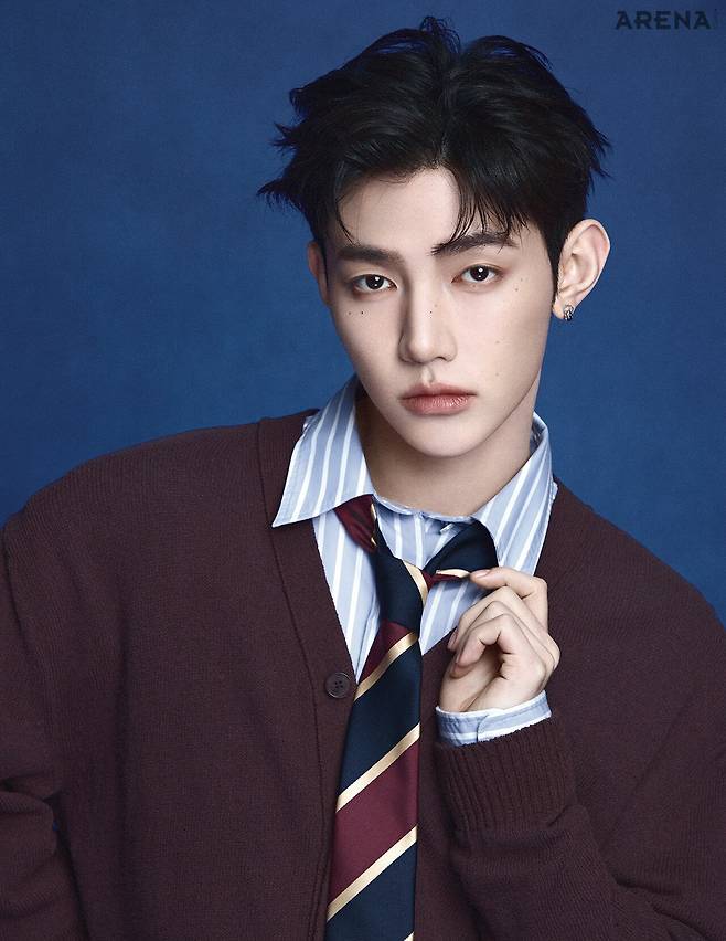 장하오 카디건 에스티유, 이너 셔츠 본봄, 타이 랜 아카이브, 이어링 스타일리스트 소장품.&nbsp;