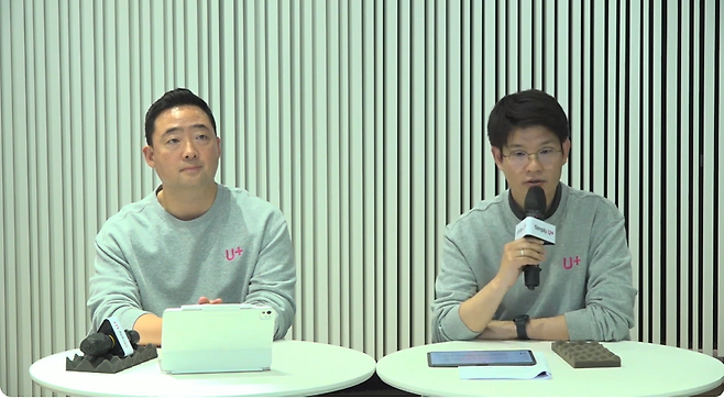 강진욱 LG유플러스 모바일디지털사업그룹장(좌측)과 장준영 LG유플러스 마케팅그룹장이 28일 온라인 기자간담회에서 질의에 답변을 하고 있다./사진=LG유플러스 유튜브 캡쳐