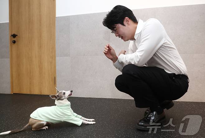 설채현 수의사가 21일 서울 강남구 반려동물 복합문화공간 놀로스퀘어 사무실에서 뉴스1과 인터뷰에 앞서 반려견 세상이와 훈련을 하고 있다. 2026.5.22 ⓒ 뉴스1 김민지 기자