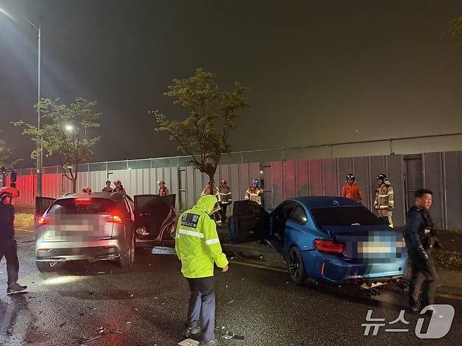 27일 오후 11시 11분쯤 인천시 연수구 송도동 아암물류센터 인근 도로에서 BMW 차량과 렉서스 차량이 충돌했다.(인천소방본부 제공. 재배포 및 DB금지)2026.5.28/뉴스1