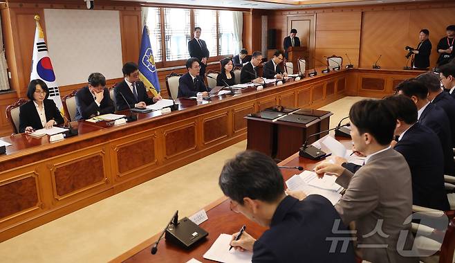 김민석 국무총리가 28일 서울 종로구 정부서울청사에서 열린 데이터 관계장관회의에서 모두발언을 하고 있다. 2026.5.28 ⓒ 뉴스1 김성진 기자
