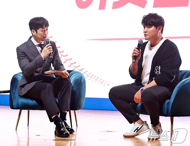 추신수 선수(오른쪽)와 김재원 배우가 26일 호남대에서 토크콘서트를 진행했다(호남대 제공). ⓒ 뉴스1