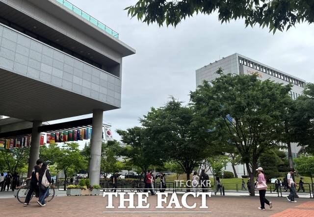 지방선거에 큰 관심을 보이지 않는 청년층도 있었다. 일부는 가족이나 부모 세대의 영향을 통해 후보를 인식하고 있다는 반응을 보이기도 했다. 사진은 27일 오전 전북대학교의 모습. /전주=정채영 기자