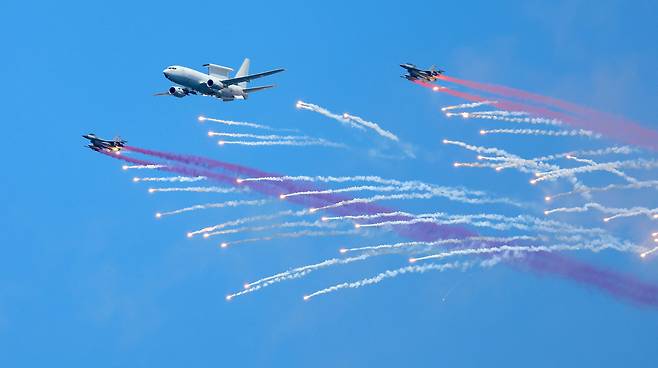 28일 경기 포천시 승진훈련장에서 열린 '2026 합동화력훈련 본행사'에서 공군 피스아이와 F-16 전투기가 플레어를 발사하고 있다. /연합뉴스