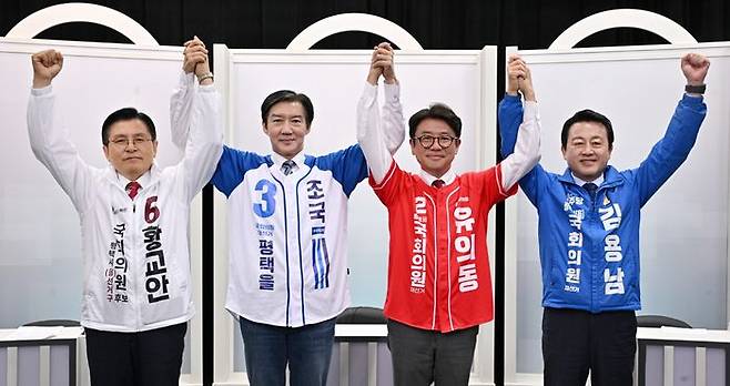황교안 자유와혁신 후보(왼쪽부터), 조국 조국혁신당 후보, 유의동 국민의힘 후보, 김용남 더불어민주당 후보가 26일 경기 평택시 SK브로드밴드 기남방송에서 열린 평택시선거관리위원회 주최 평택을 국회의원 재선거 후보자 합동토론회에 앞서 기념촬영을 하고 있다. ⓒ뉴시스