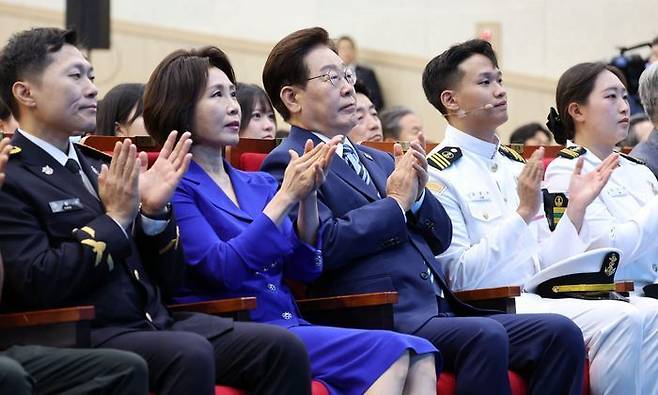 이재명 대통령과 김혜경 여사가 지난 27일 부산 영도구에서 열린 제31회 바다의 날 기념식에서 참석자들과 박수를 치고 있다. ⓒ뉴시스