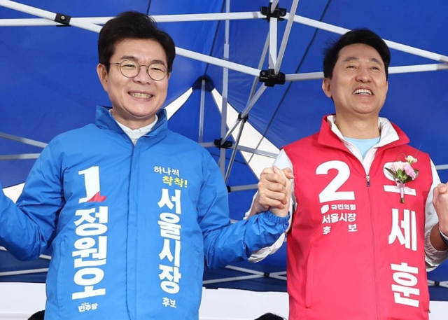 정원오 더불어민주당 서울시장 후보(왼쪽), 오세훈 국민의힘 후보가 지난 3일 서울 용산구 효창운동장에서 열린 서울특별시장기 축구대회 개회식에 참석해 기념촬영을 하고 있다.  [연합뉴스]