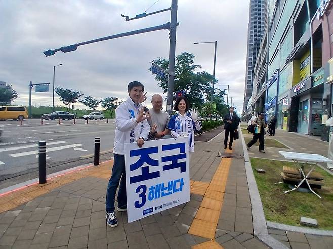 조국 조국혁신당 경기 평택을 국회의원 재보궐선거 후보(왼쪽)가 20일 고덕국제신도시에서 유권자들과 퇴근 인사를 나누거나 사진을 찍고 있다. 사진=송지원 기자