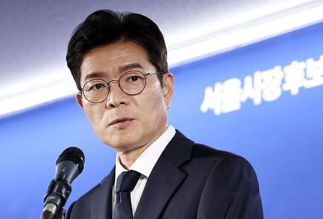 정원오 더불어민주당 서울시장 후보가 28일 서울 중구 선거사무실에서 열린 기자간담회에서 취재진의 질문에 답하고 있다. 뉴스1