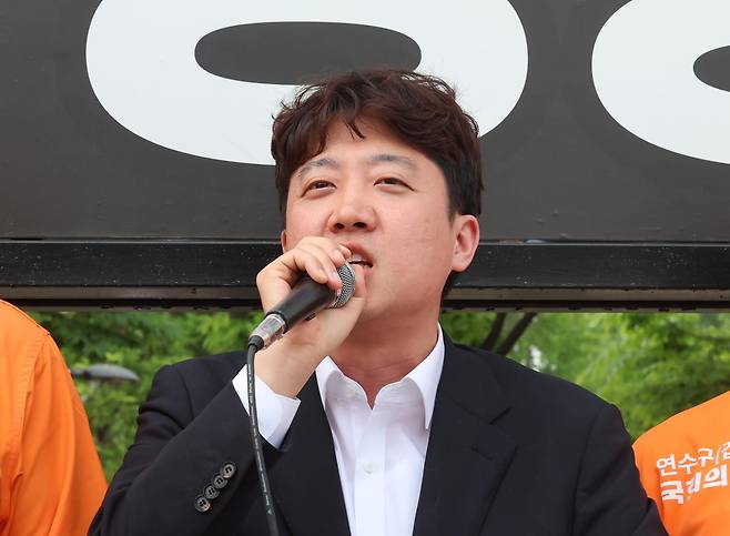 이준석 개혁신당 대표가 26일 인천 연수구 동춘역 인근에서 같은 당 정승연 연수갑 국회의원 보궐선거 후보의 유세를 지원하며 시민들에게 지지를 호소하고 있다. 뉴시스